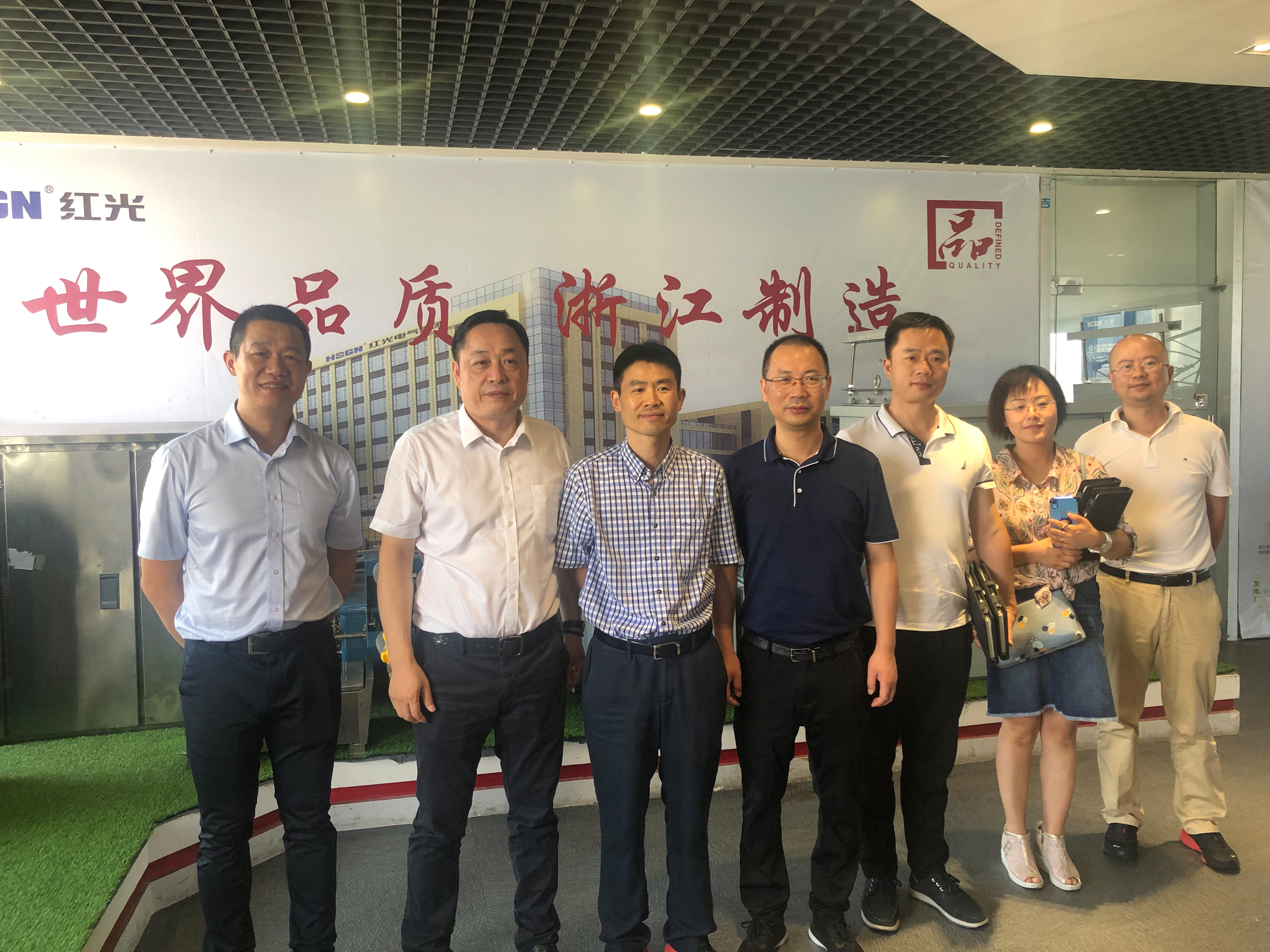 国家电力器材产品清静性能质量监视磨练中心执行董事、党委书记钟晖一行 莅临五五世纪调研