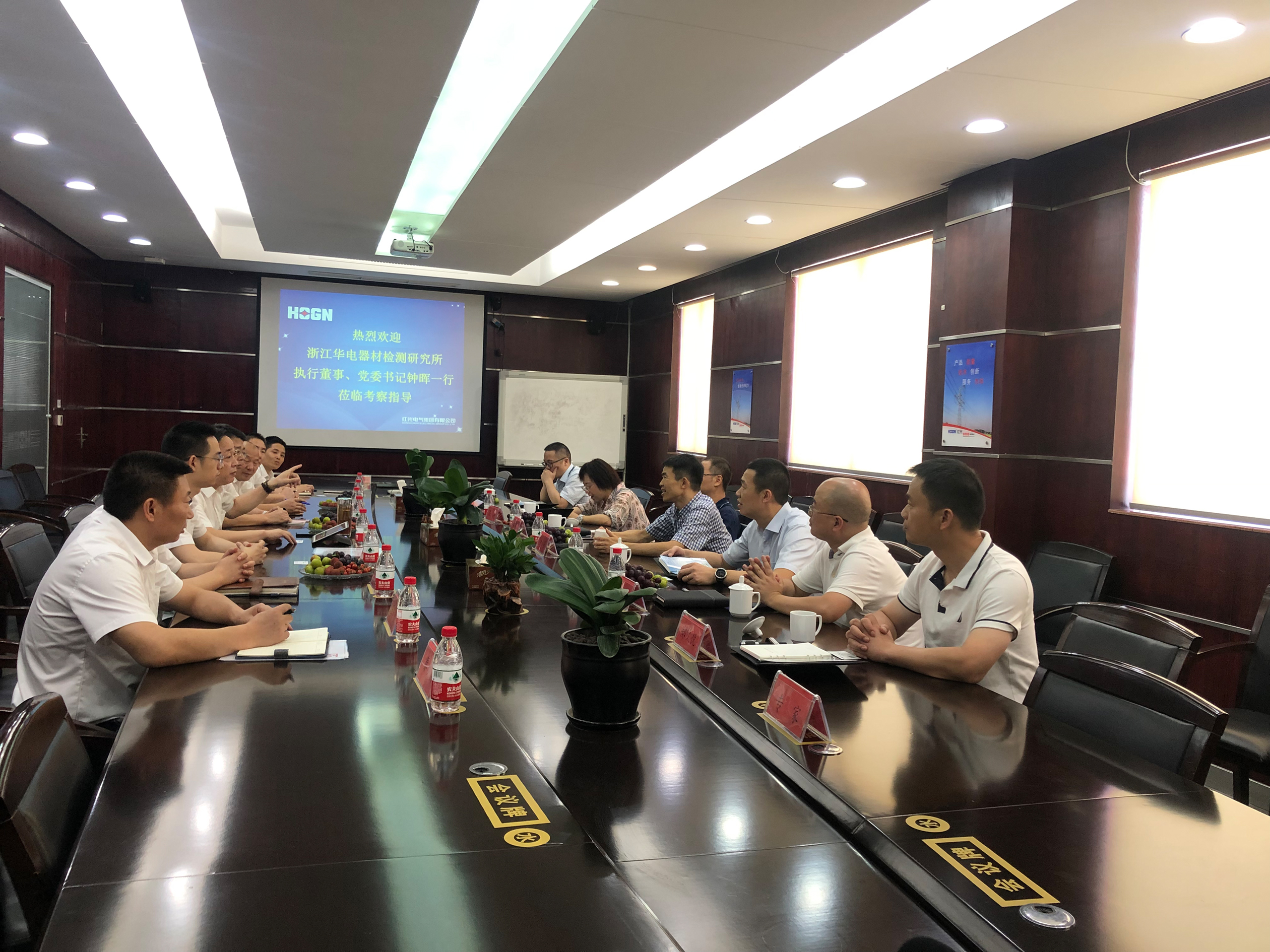 国家电力器材产品清静性能质量监视磨练中心执行董事、党委书记钟晖一行 莅临五五世纪调研_五五世纪新闻_新闻资讯_五五世纪电气集团